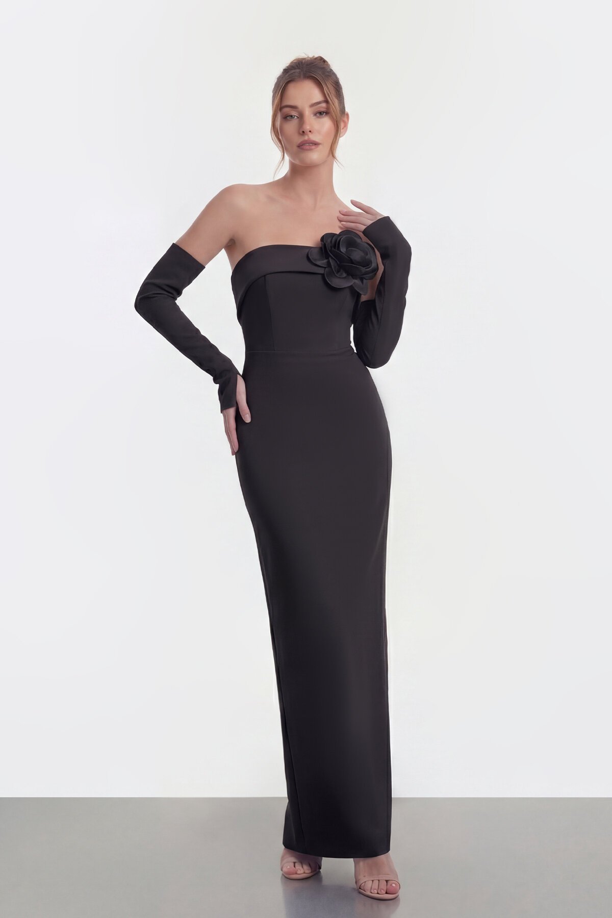 Çiçek Aksesuarlı Straplez Uzun Elbise - 2023