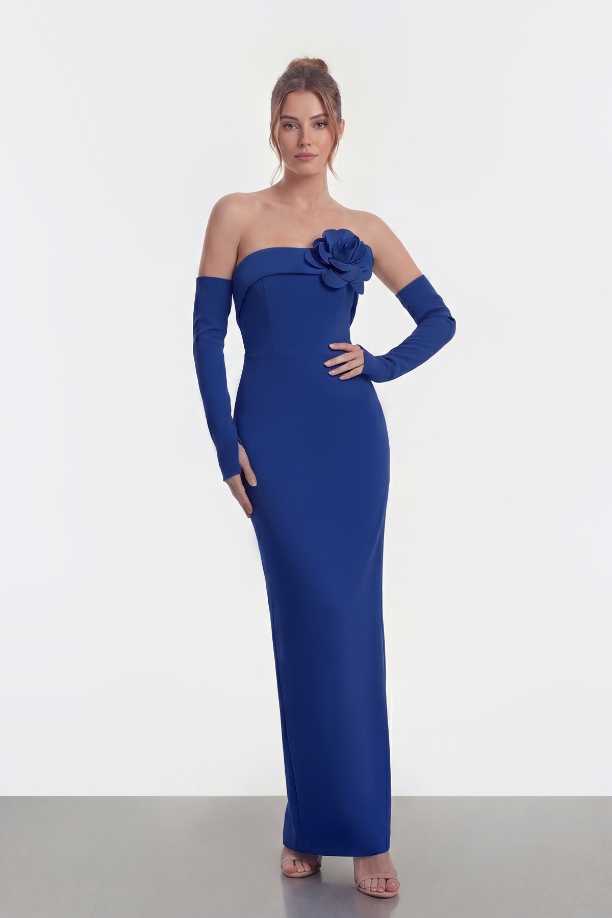 Çiçek Aksesuarlı Straplez Uzun Elbise - 2023