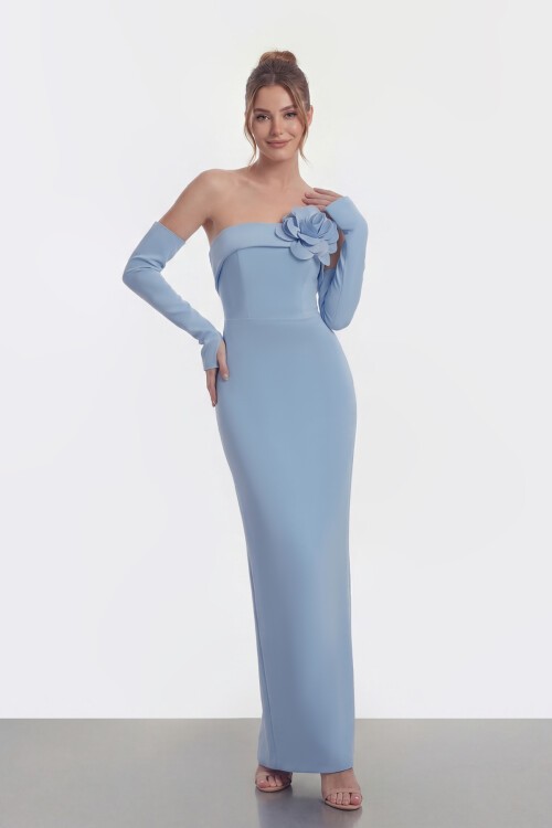 Çiçek Aksesuarlı Straplez Uzun Elbise - 2023