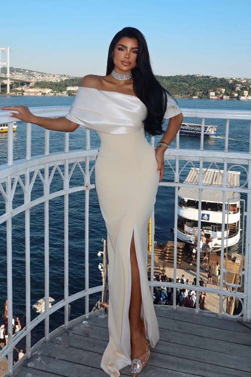 Kayık Yaka Yırtmaçlı Elbise - 1889